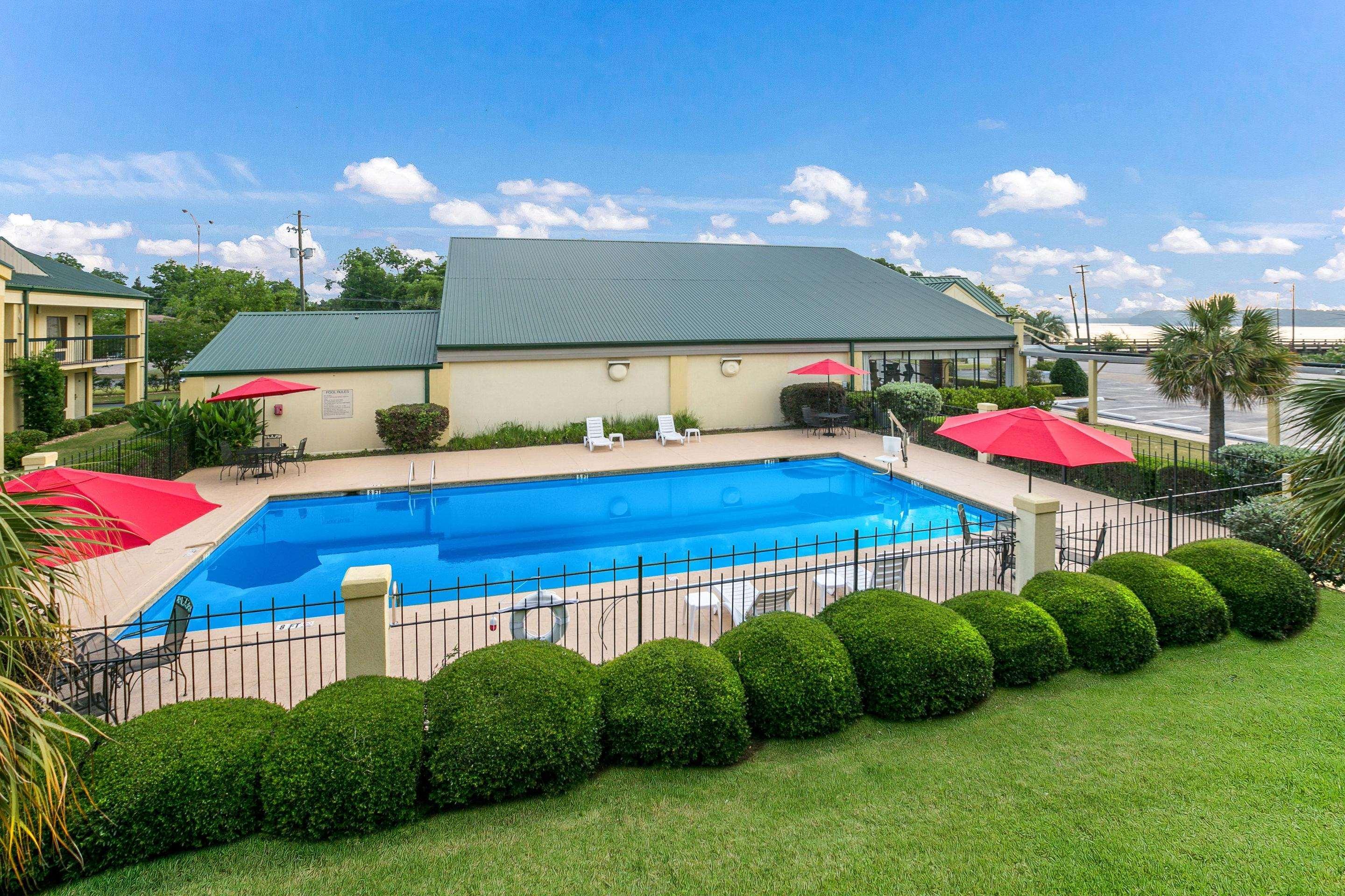 Quality Inn & Suites Near Lake Eufaula Exterior photo