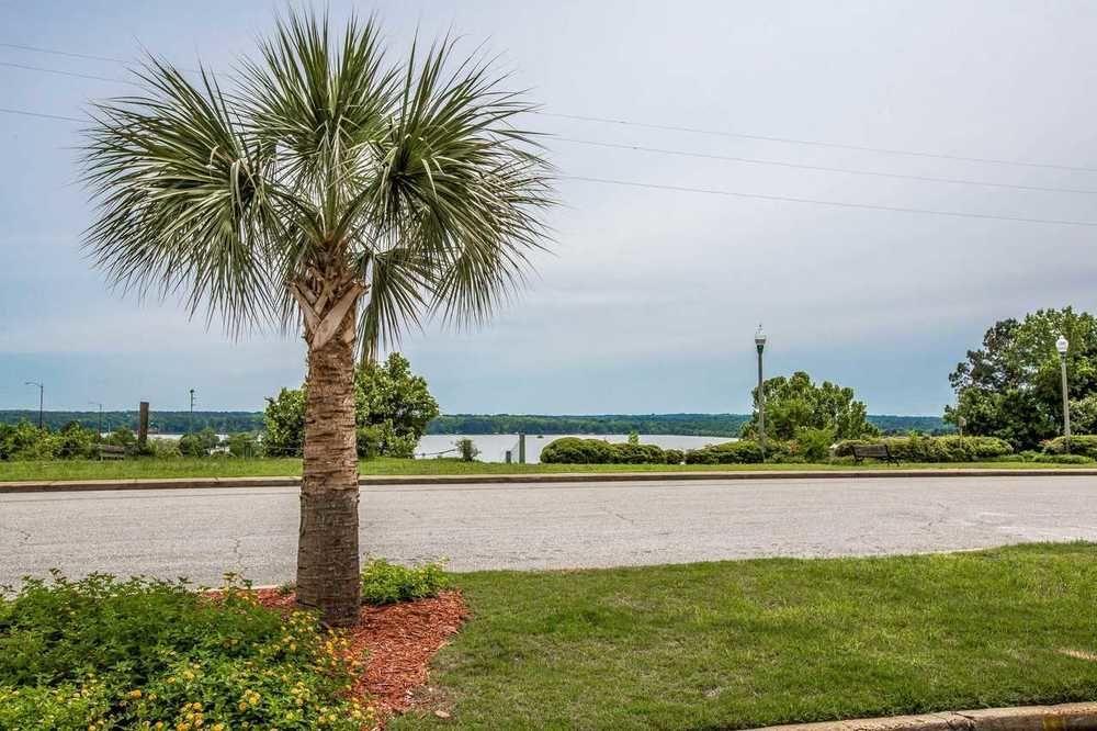 Quality Inn & Suites Near Lake Eufaula Exterior photo
