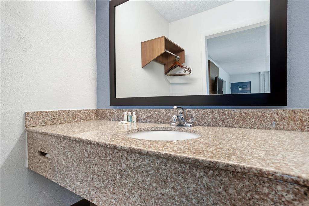 Quality Inn & Suites Near Lake Eufaula Room photo
