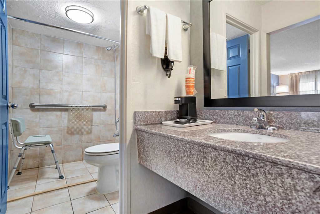 Quality Inn & Suites Near Lake Eufaula Room photo
