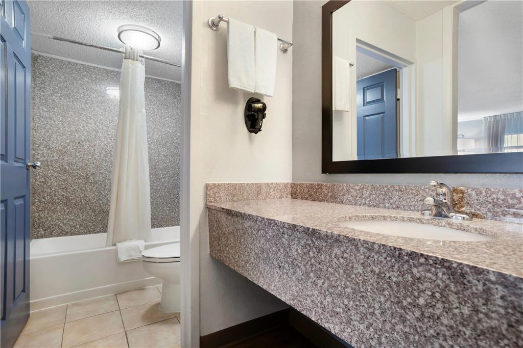 Quality Inn & Suites Near Lake Eufaula Room photo