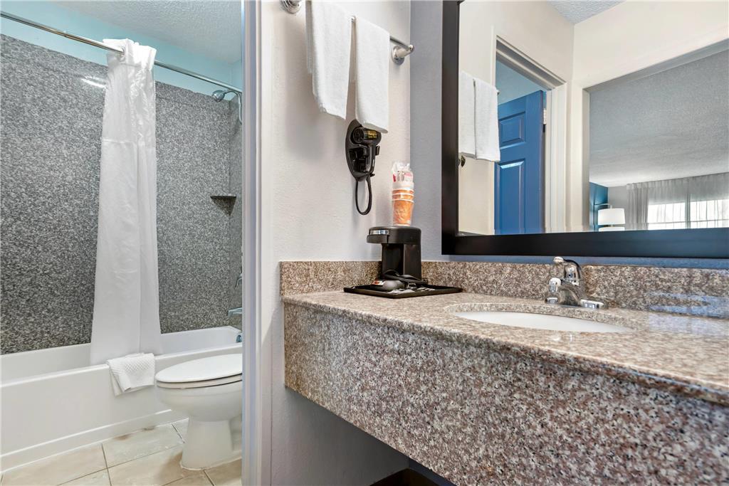 Quality Inn & Suites Near Lake Eufaula Room photo