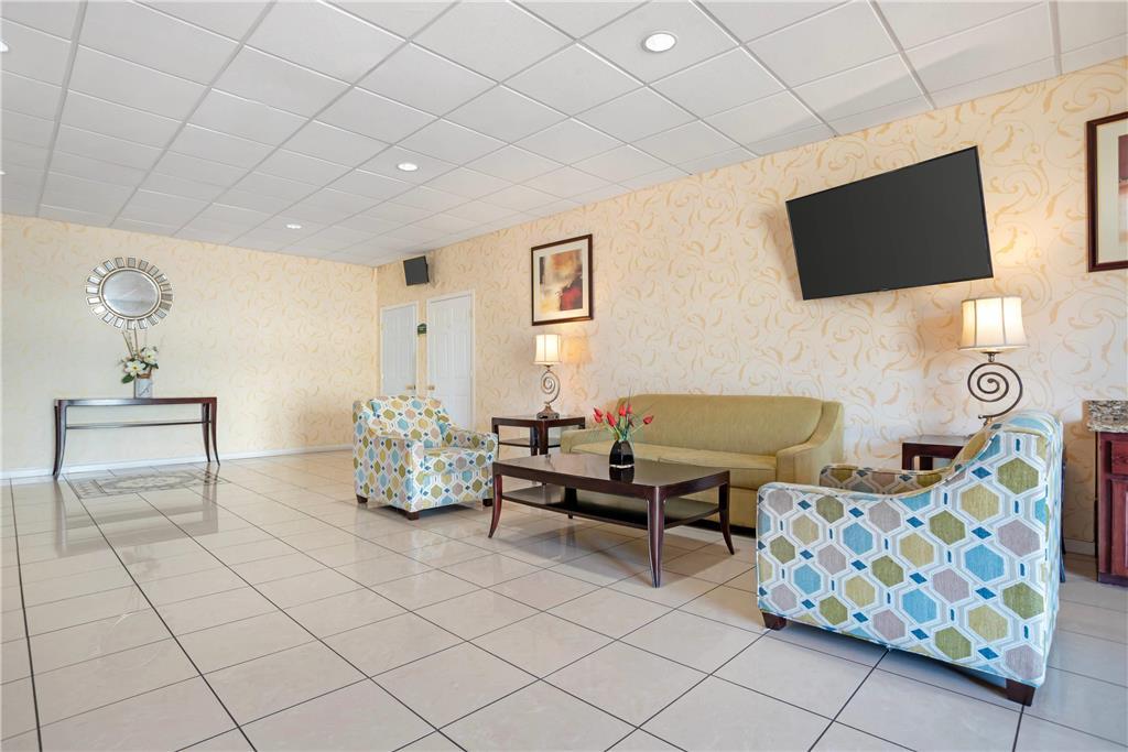 Quality Inn & Suites Near Lake Eufaula Interior photo